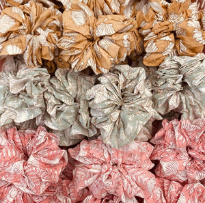 FULL BLOOM BLOCK PRINT SCRUNCHIES [SAGE]